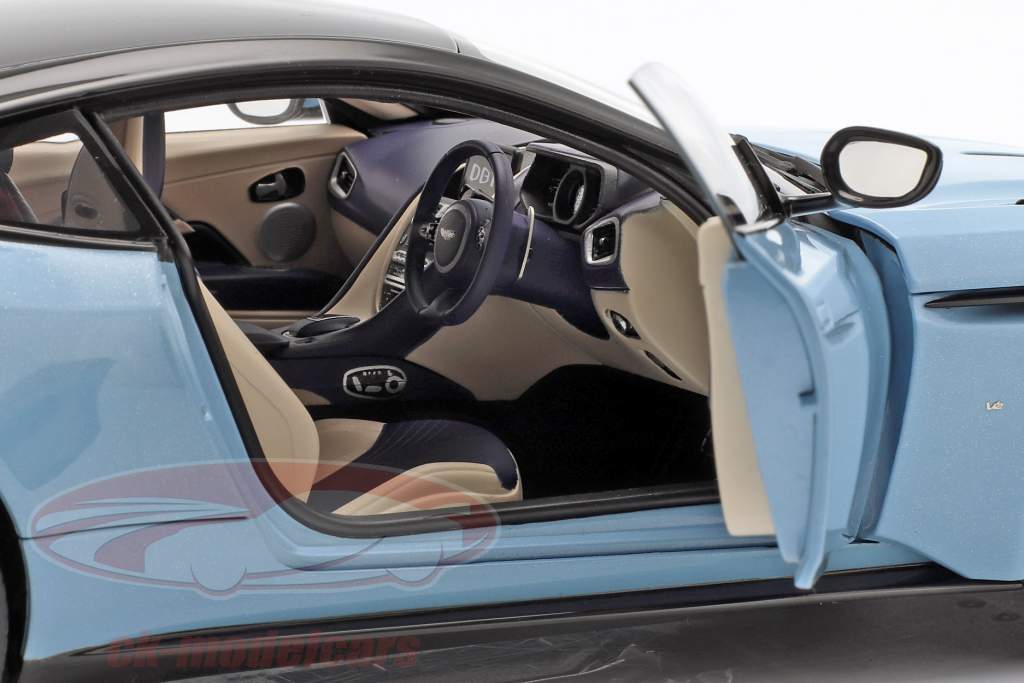 Aston Martin DB11 coupe ano de construção 2017 azul claro metálico 1:18 AUTOart