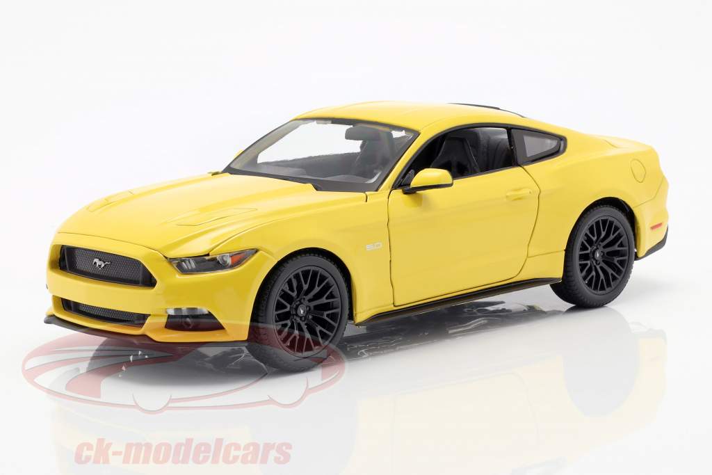 Ford Mustang год 2015 желтый 1:18 Maisto