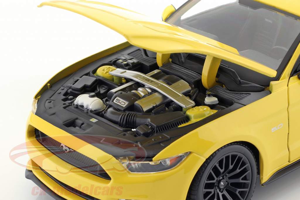 Ford Mustang год 2015 желтый 1:18 Maisto