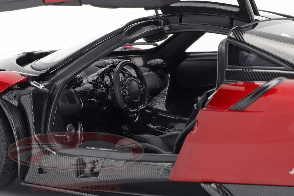 Pagani Huayra BC Opførselsår 2016 Dubai rød / carbon 1:18 AUTOart