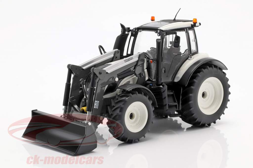 Valtra T174 tractor met voorzijde lader wit / zwart 1:32 Wiking