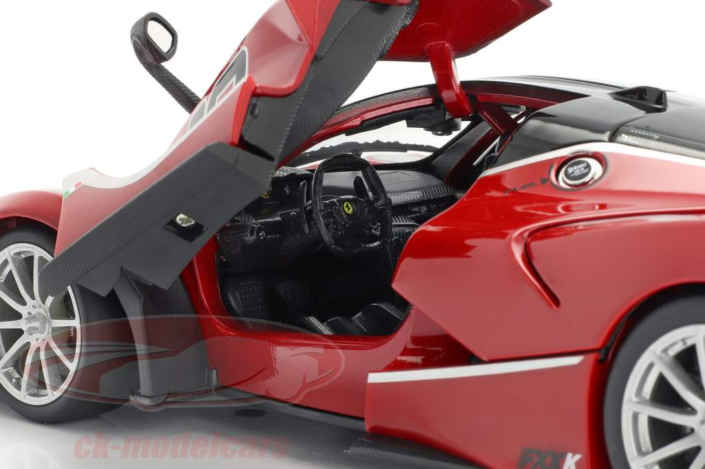 Ferrari FXX-K #10 赤 / 黒 1:18 Bburago