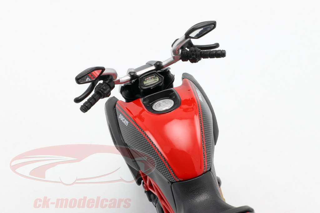 Ducati Diavel Carbon 黒 / 赤 1:12 Maisto