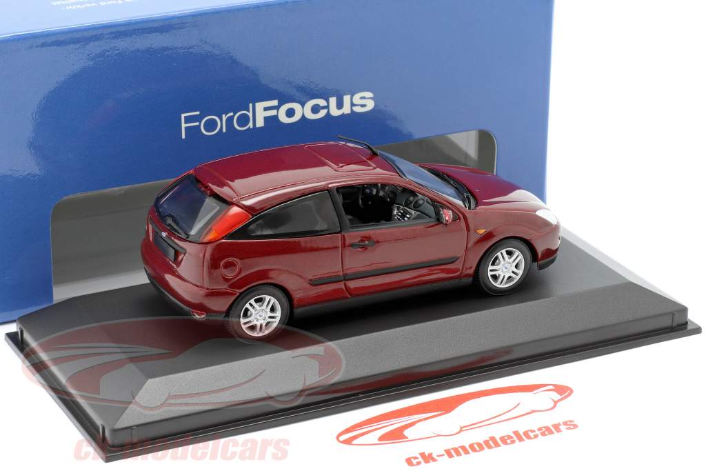 Ford Focus 3-deurs rood metalen 1:43 Minichamps