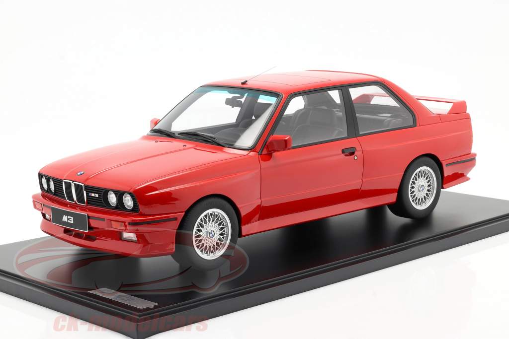 BMW M3 (E30) 建設年 1986 鮮やかさ 赤 と ショーケース 1:8 GT-Spirit