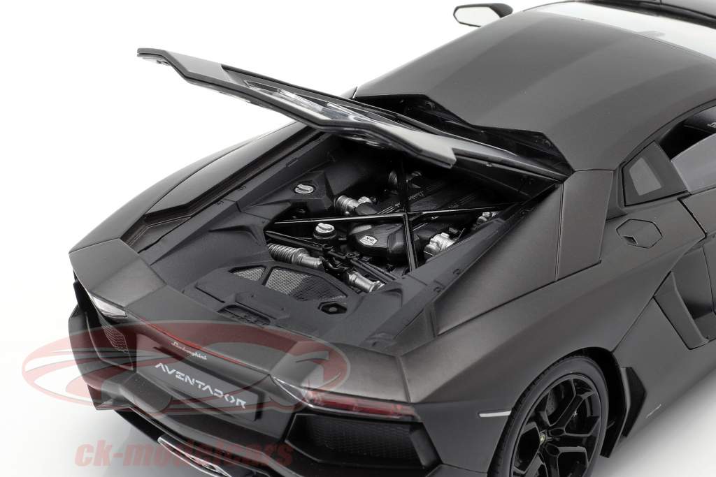 Lamborghini Aventador LP 700-4 建設年 2011 マット 黒 1:18 Welly