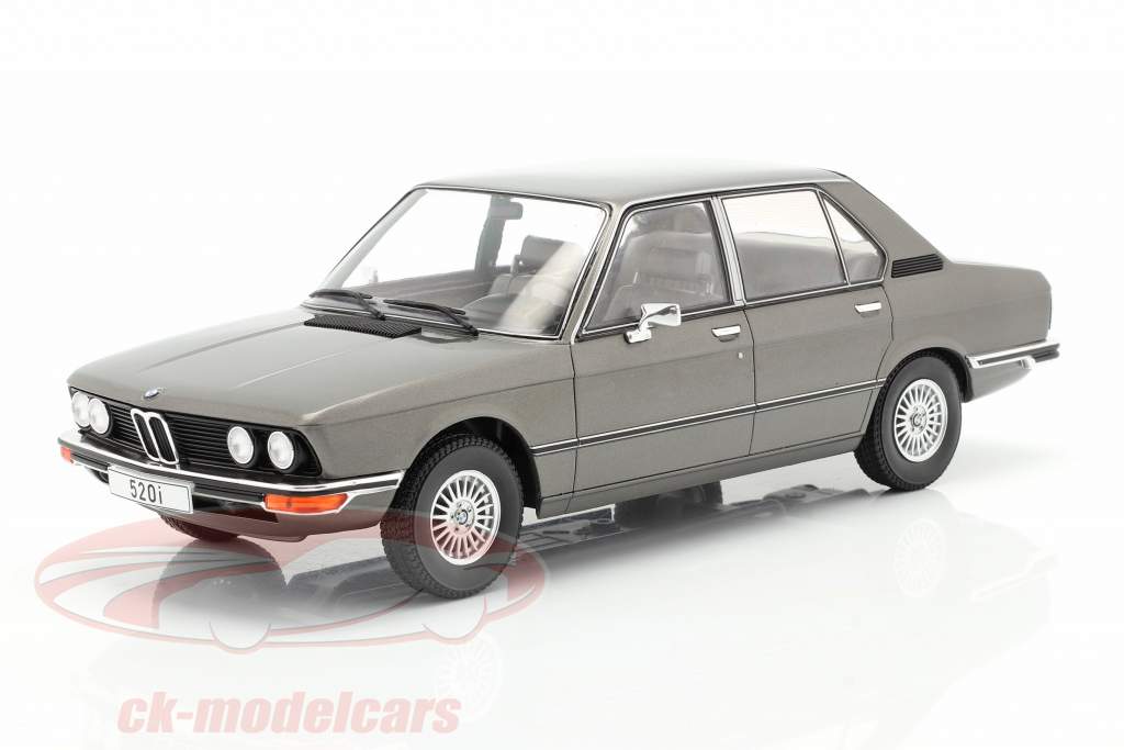BMW 5-Series (E12) Ano de construção 1974 cinza escuro metálico 1:18 Model Car Group