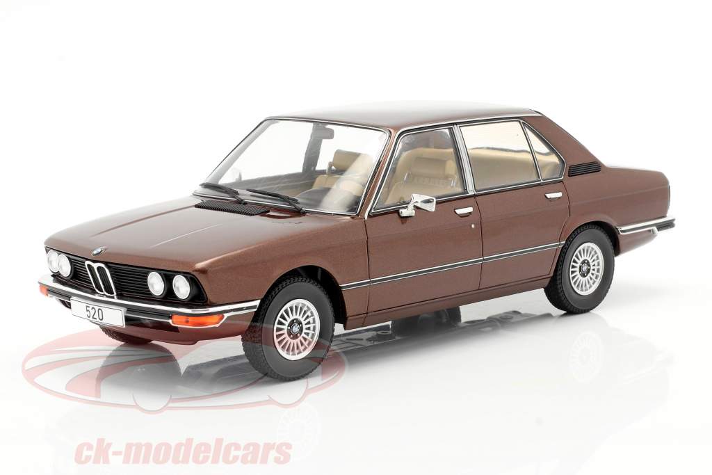 BMW 5-Series (E12) Ano de construção 1974 marrom escuro metálico 1:18 Model Car Group