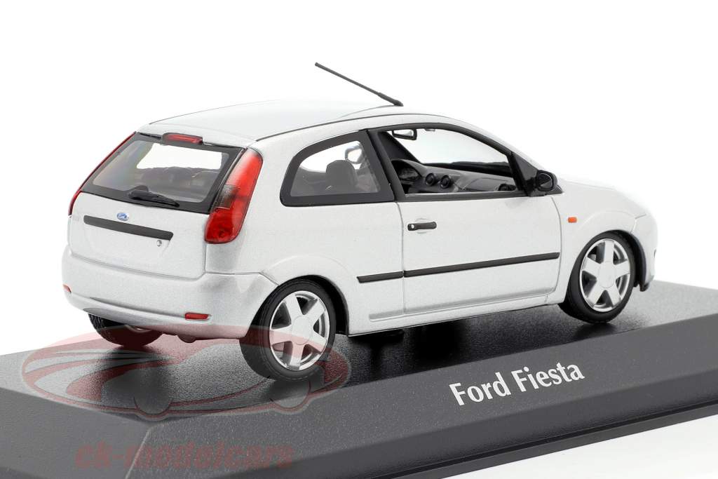 Ford Fiesta 建設年 2002 銀 1:43 Minichamps