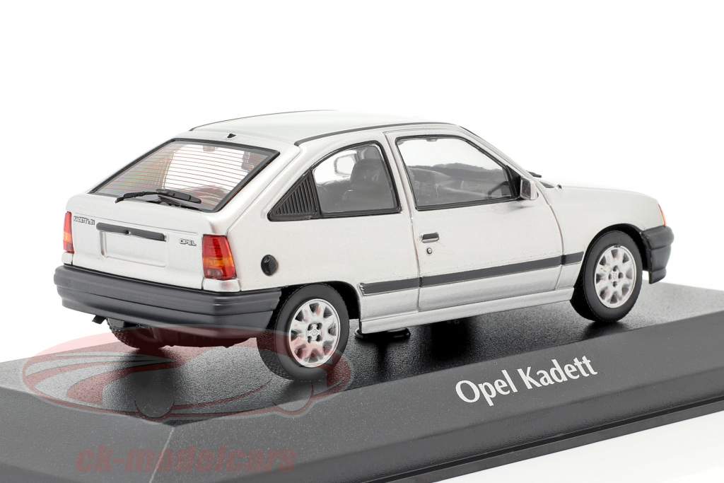 Opel Kadett E Bouwjaar 1990 zilver metalen 1:43 Minichamps