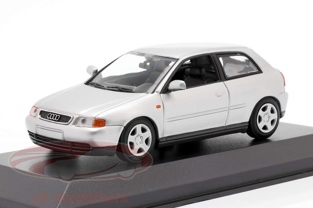 Audi A3 (8L) Ano de construção 1996 prata 1:43 Minichamps