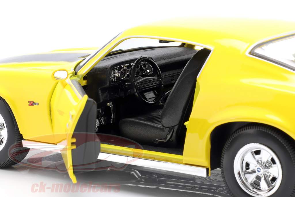 Chevrolet Camaro year 1971 yellow / black 1:18 Maisto