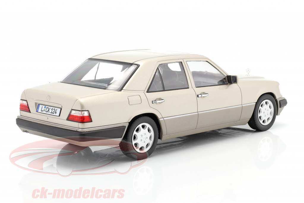 Mercedes-Benz Clase E (W124) Año de construcción 1989 plata ahumada 1:18 iScale