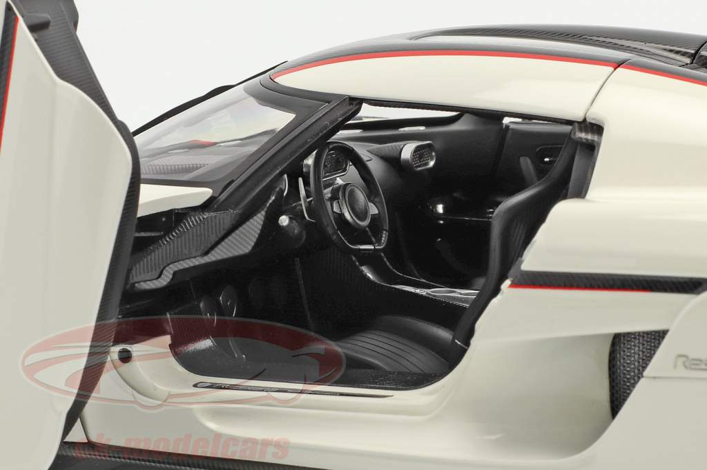 Koenigsegg Regera Byggeår 2016 hvid / kulstof / rød 1:18 AUTOart