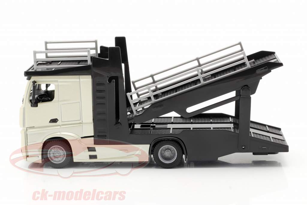 Mercedes-Benz Actros transporte de coches con VW Polo GTI oro / negro / gris metálico 1:43 Bburago