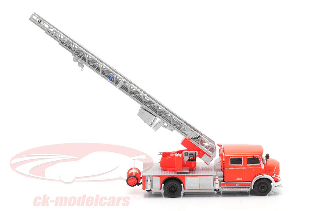 Mercedes-Benz L1519 Brandweer met telescopische draailadder rood / zilver 1:43 Altaya