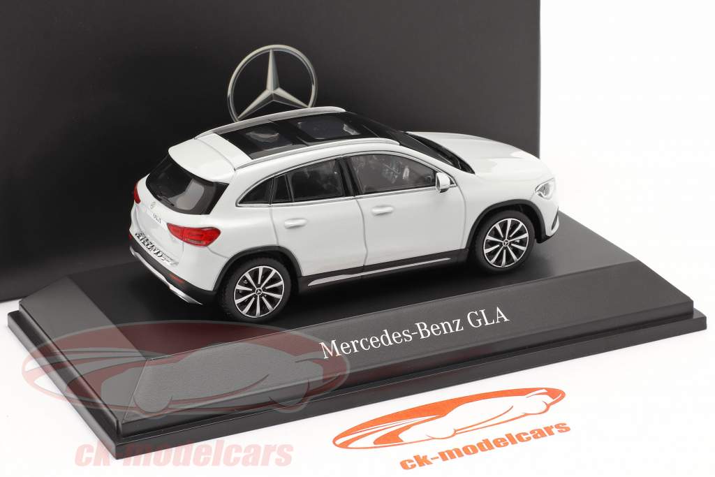 Mercedes-Benz GLA (H247) Byggeår 2020 digital hvid 1:43 Spark