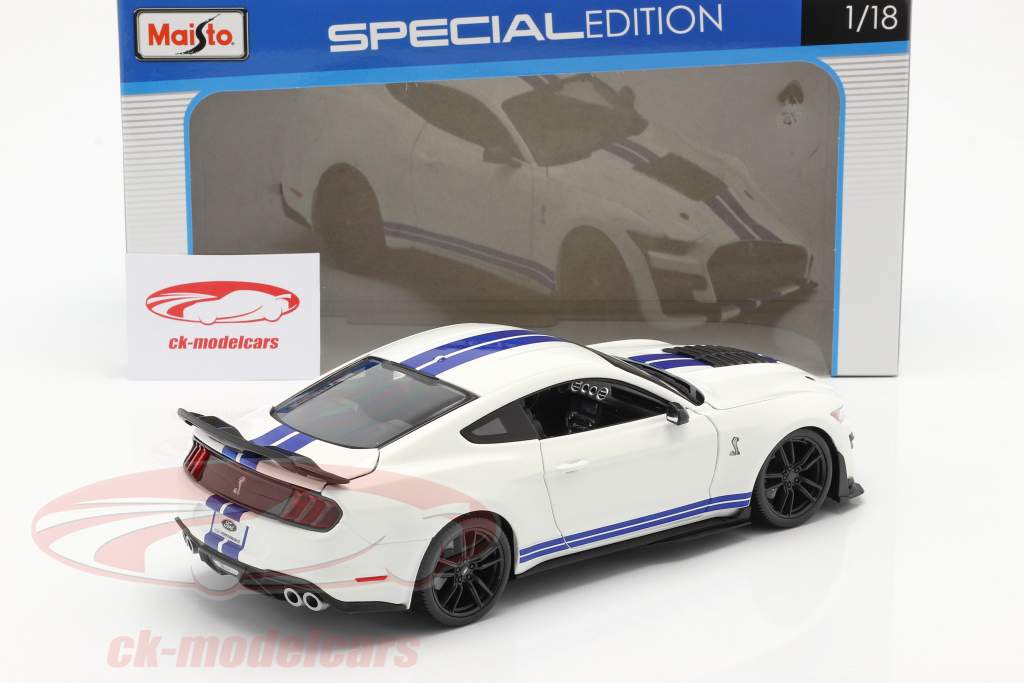 Ford Mustang Shelby GT500 Année de construction 2020 blanc avec bleu rayures 1:18 Maisto