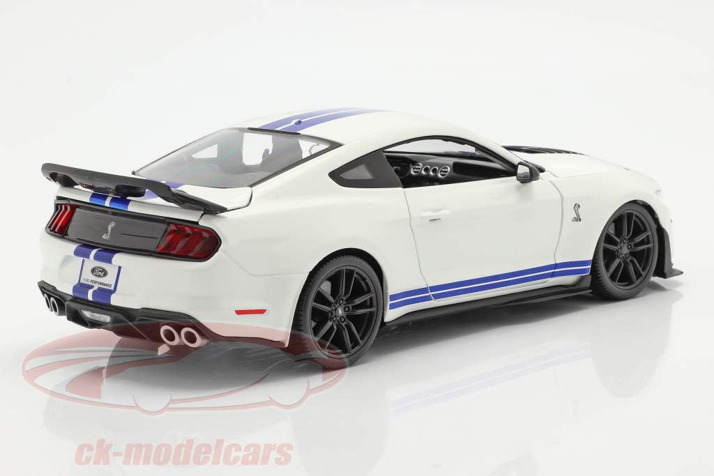 Ford Mustang Shelby GT500 Byggeår 2020 hvid med blå striber 1:18 Maisto