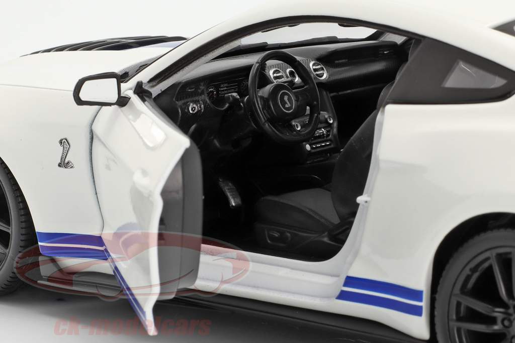 Ford Mustang Shelby GT500 Année de construction 2020 blanc avec bleu rayures 1:18 Maisto