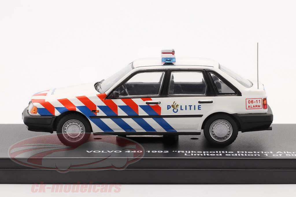 Volvo 440 Rijkspolitie Alkmaar jaar 1992 wit 1:43 Triple9