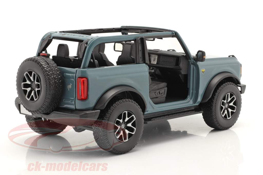 Ford Bronco Badlands (zonder deuren) bouwjaar 2021 grijs-blauw 1:18 Maisto