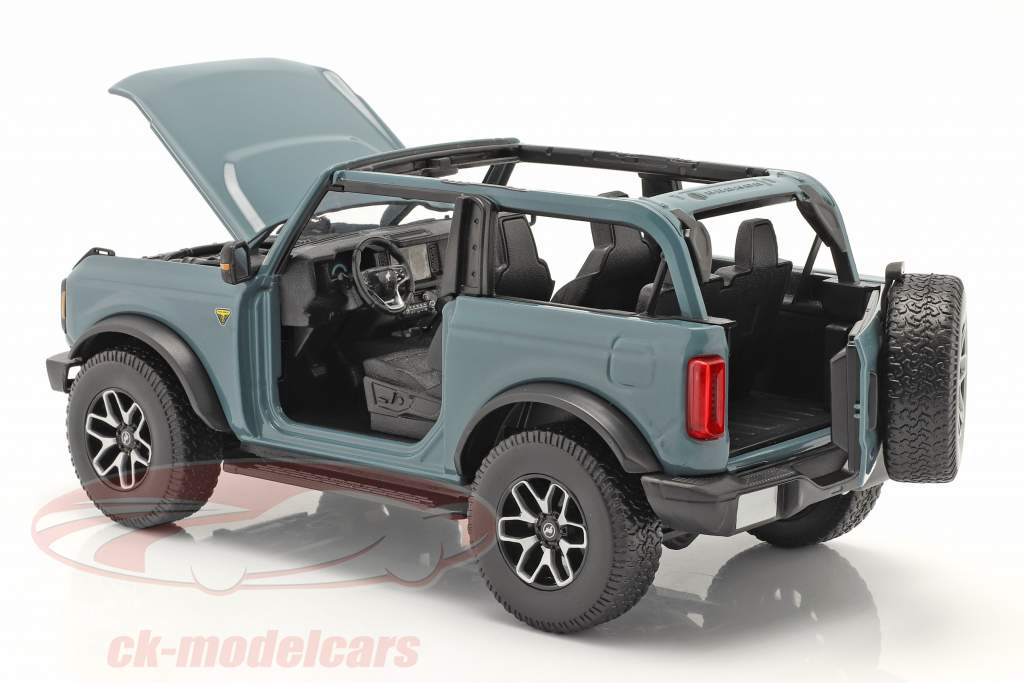 Ford Bronco Badlands (ohne Türen) Baujahr 2021 graublau 1:18 Maisto 