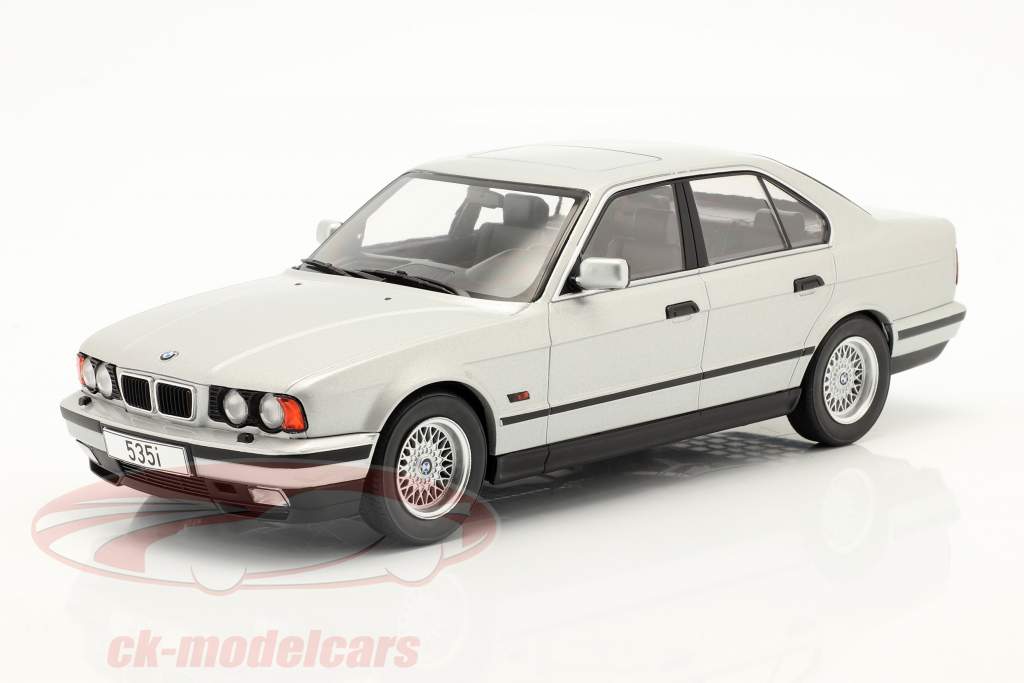 BMW 5 Series (E34) Año de construcción 1992 plata 1:18 Model Car Group