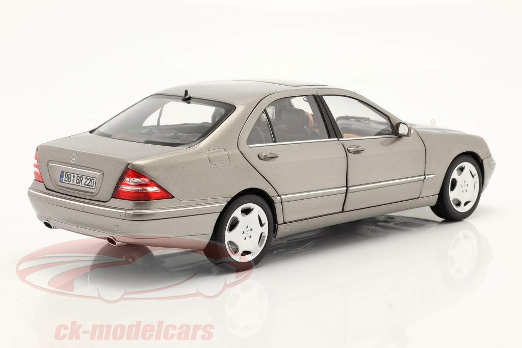 Mercedes-Benz S 600 (V220) Ano de construção 2000-2005 prata cubanita 1:18 Norev