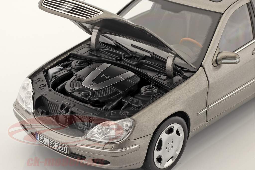 Mercedes-Benz S 600 (V220) Ano de construção 2000-2005 prata cubanita 1:18 Norev