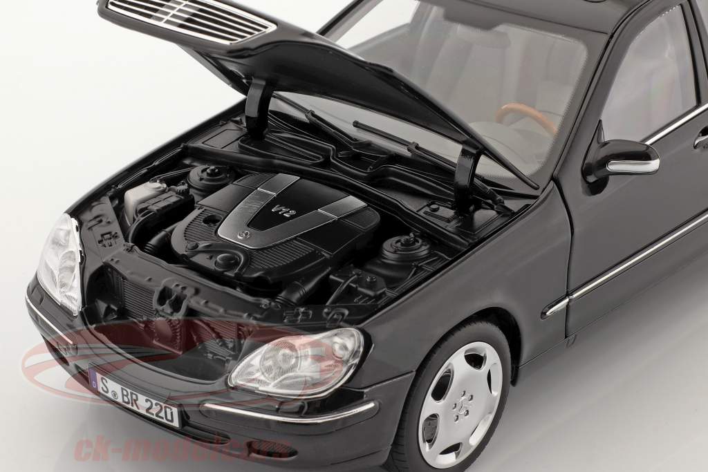 Mercedes-Benz S 600 (V220) 建设年份 2000-2005 黑曜石黑 1:18 Norev