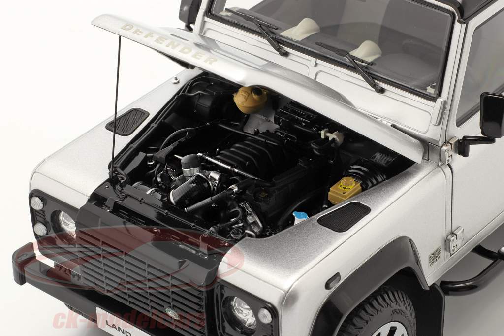 Land Rover Defender 90 Works V8 Byggeår 2018 sølv 1:18 LCD Models
