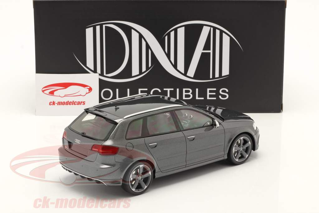 Audi RS3 (8P) Sportback Byggeår 2011 Daytona Grå 1:18 DNA Collectibles