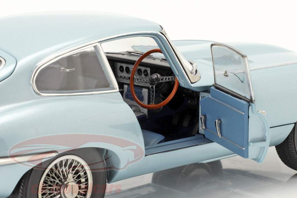 Jaguar E-Type Coupe Byggeår 1961 sølv blå metallisk 1:18 Kyosho