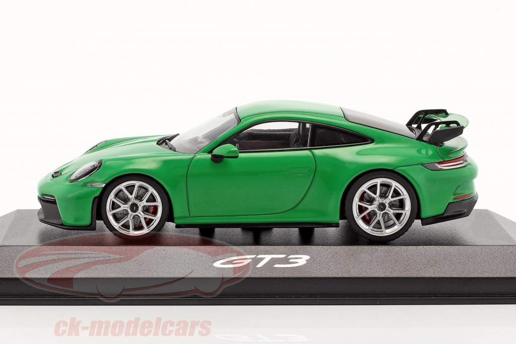 Porsche 911 (992) GT3 зеленый питон 1:43 Minichamps