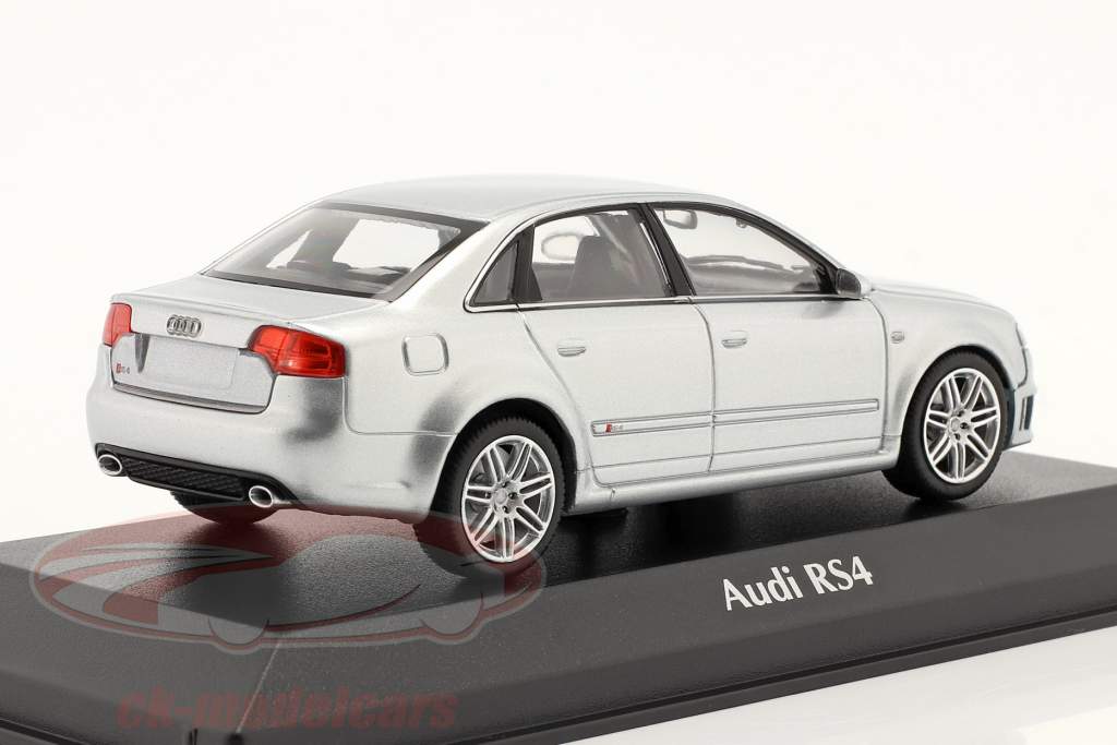 Audi RS4 建設年 2004 銀 メタリック 1:43 Minichamps