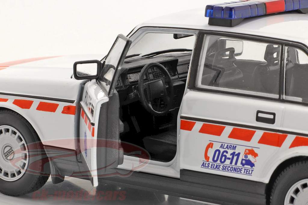 Volvo 240 GL 警察 荷兰 建设年份 1986 白色的 / 红色的 1:24 Welly