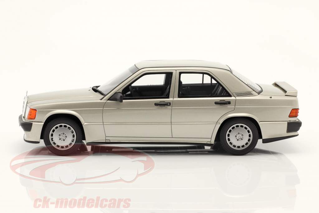 Mercedes-Benz 190E 2.5 16S (W201) Byggeår 1988 røg sølv 1:18 OttOmobile