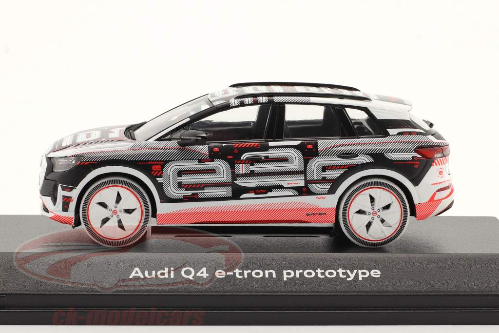 Audi Q4 e-tron prototype Byggeår 2021 hvid / sort / Rød 1:43 Spark