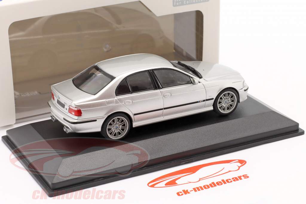 BMW M5 (E39) 5.0 V8 32V Baujahr 2003 titanium silber 1:43 Solido