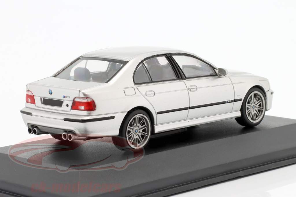 BMW M5 (E39) 5.0 V8 32V Año de construcción 2003 titanio plata 1:43 Solido