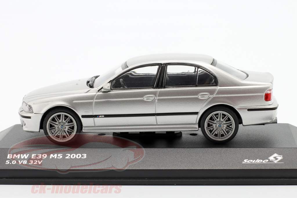 BMW M5 (E39) 5.0 V8 32V Byggeår 2003 titanium sølv 1:43 Solido