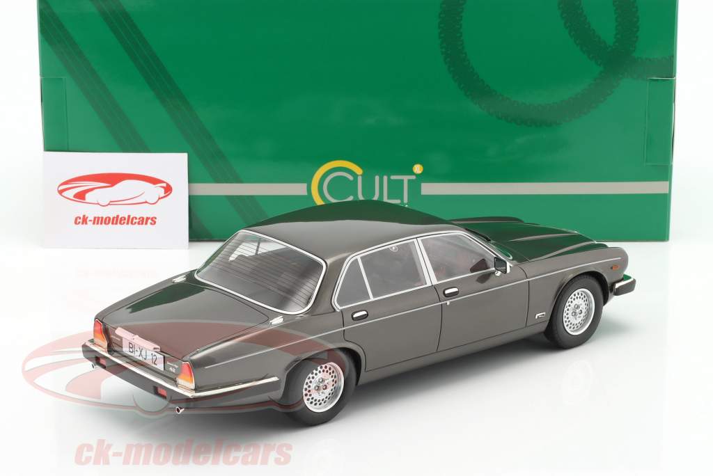 Jaguar XJ12 Sovereign Series III LHD Año de construcción 1986 Gris metálico 1:18 Cult Scale