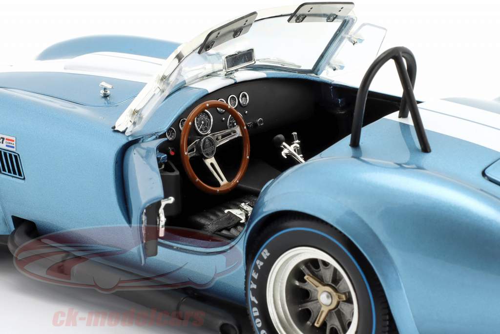 Shelby Cobra 427 S/C Spider Baujahr 1962 hellblau / weiß 1:18 Kyosho