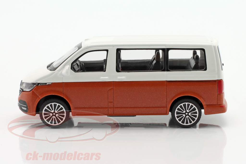 Volkswagen VW T6 Multivan bouwjaar 2020 Wit / bruin metalen 1:43 Bburago