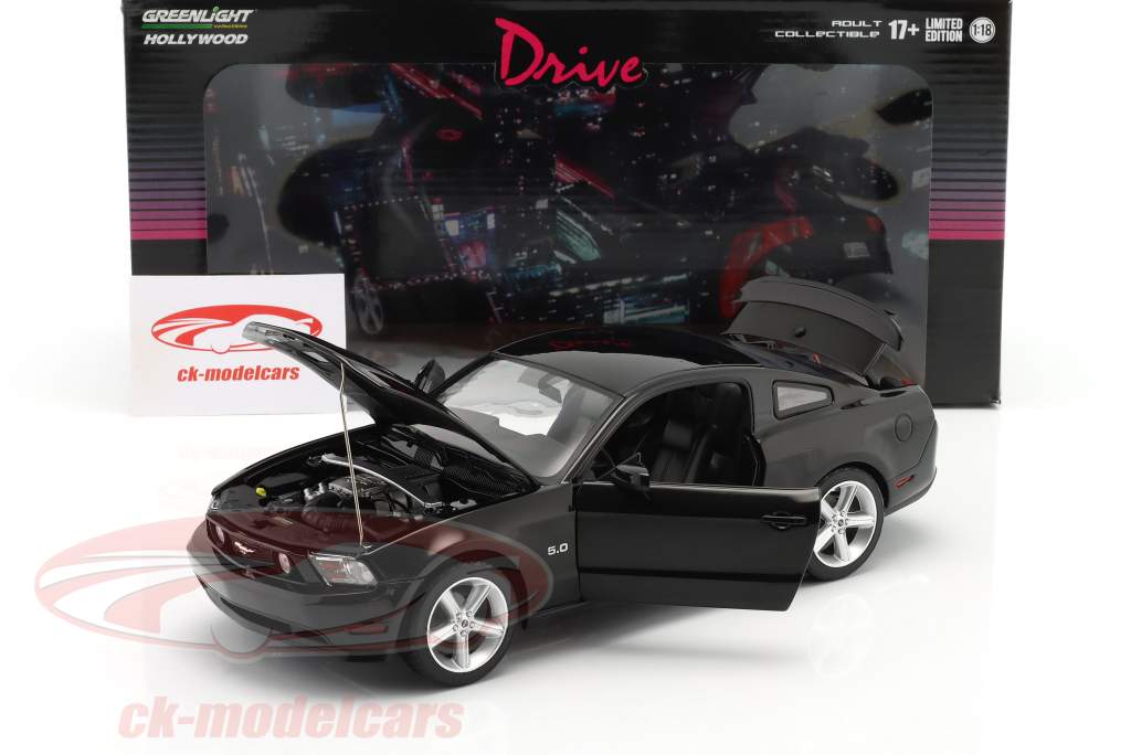 Ford Mustang GT 5.0 Film Drive (2011) schwarz 1:18 Greenlight