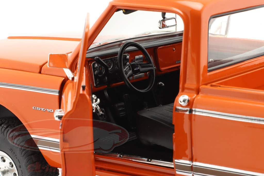 Chevrolet K-10 4x4 Off-Road year 1972 orange 1:18 GMP