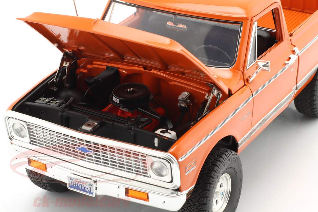 Chevrolet K-10 4x4 Off-Road Baujahr 1972 orange 1:18 GMP