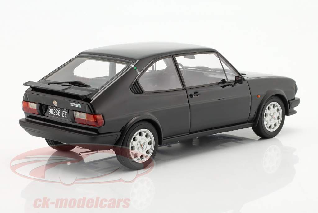 Alfa Romeo Alfasud Ti Año de construcción 1983 negro 1:18 Cult Scale