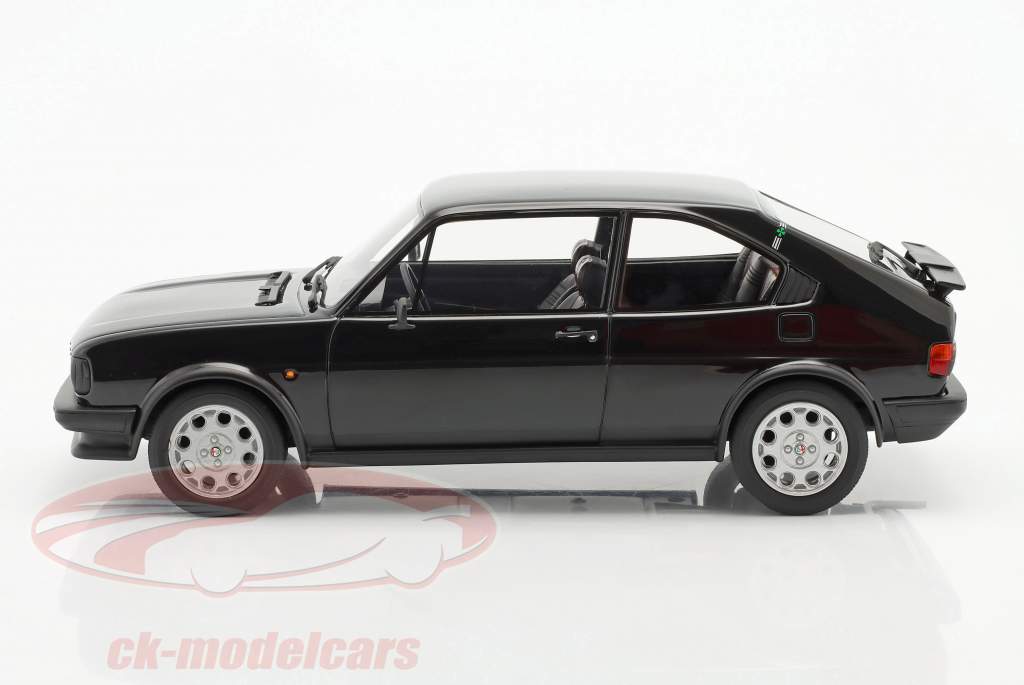 Alfa Romeo Alfasud Ti Año de construcción 1983 negro 1:18 Cult Scale
